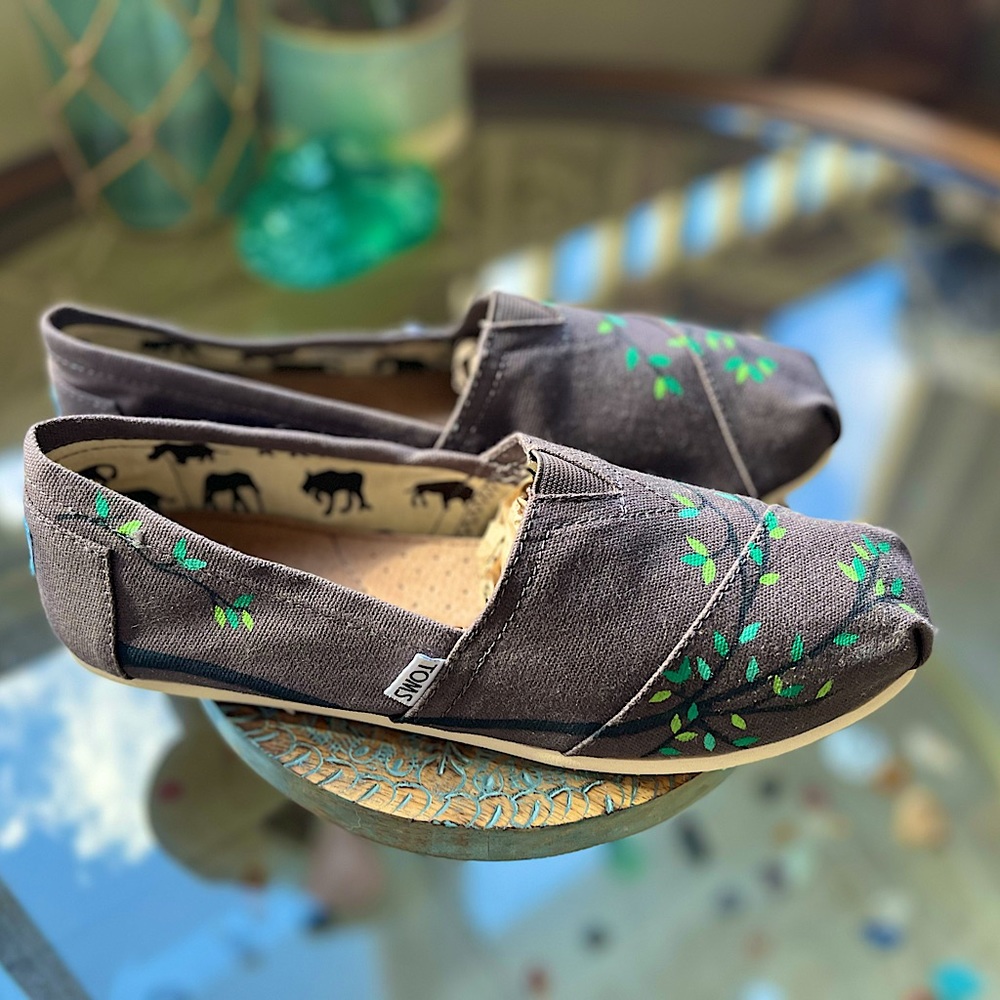 🍃TOMS🍃- NWT - Grey Toms Hand-painted Tree Branch Design- size 10 Womens